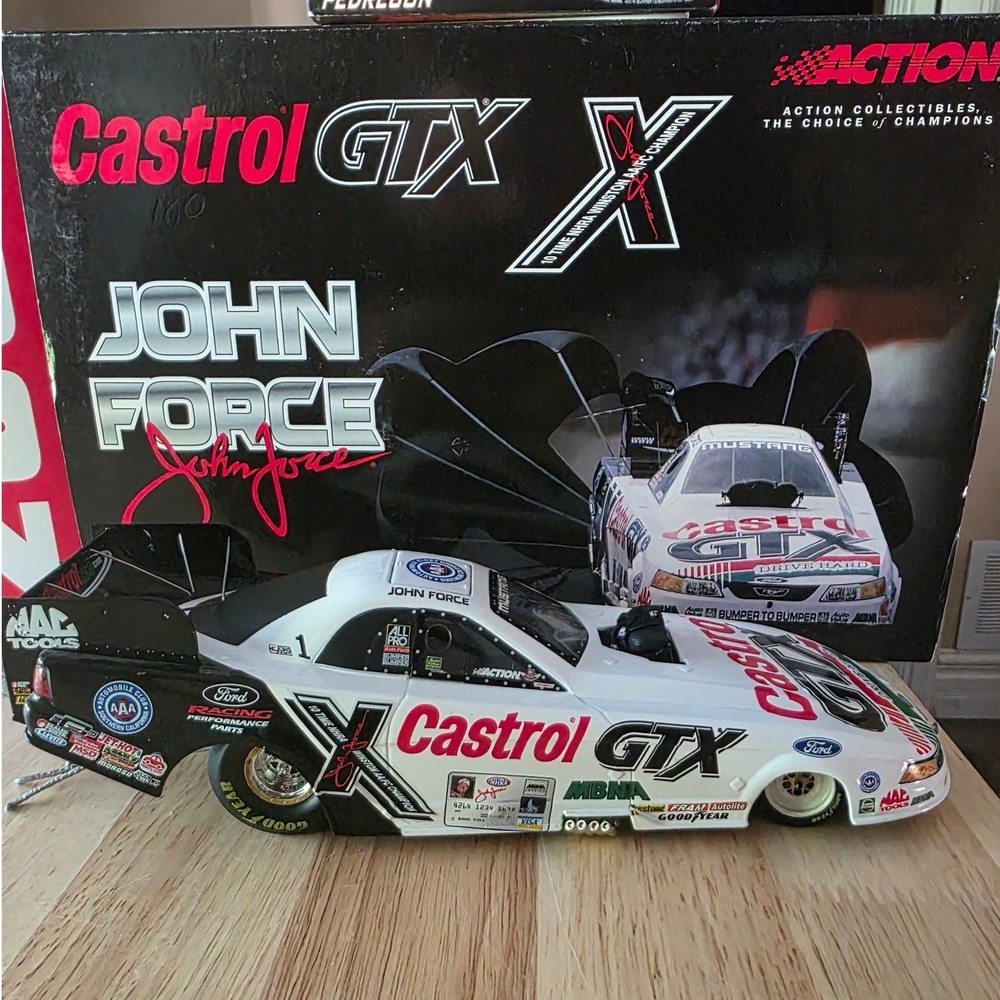 Action John‎ Force Castrol GTX 2001 Ford Mustang Funny Car 1:24 Diecast NHRA 10X